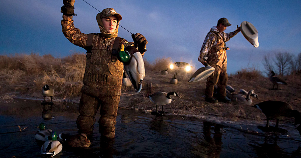 Hunters throwing out decoys. Photo by DougSteinkePhotos.com_Decoys.jpg